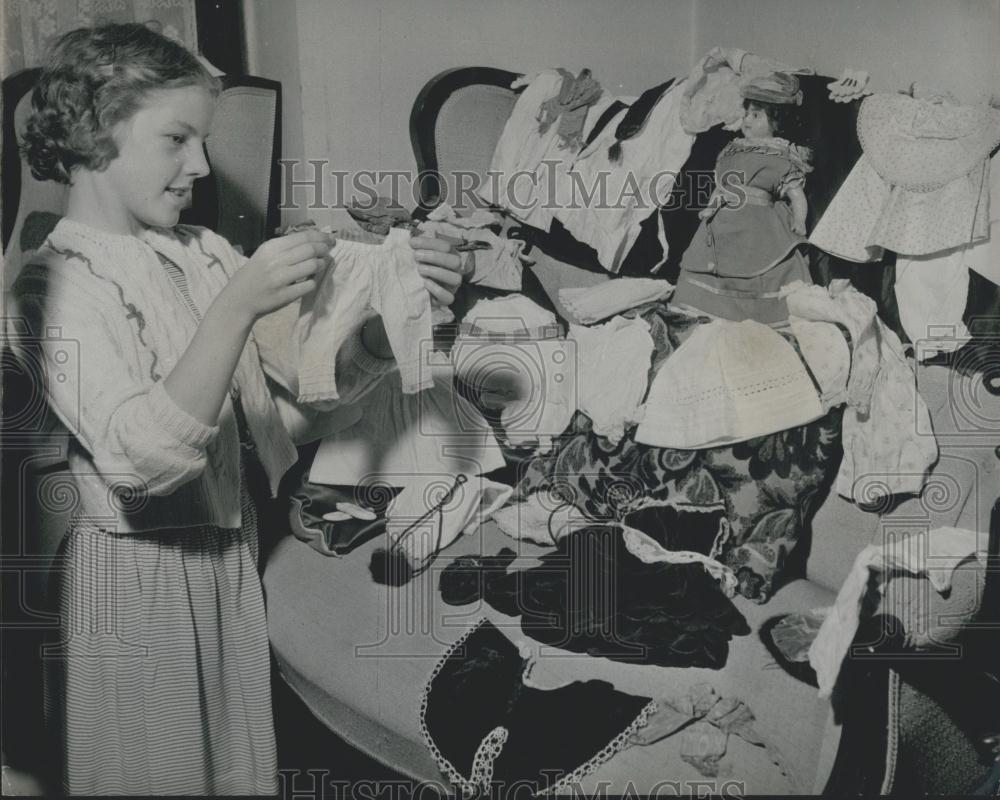 Press Photo Jacqueline Nicholls Holds Doll Clothing Victorian - Historic Images