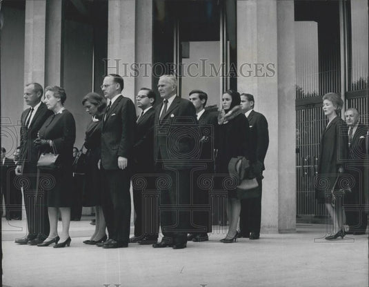 1965 Press Photo Adlai Stevenson's body goes to U.S - Historic Images