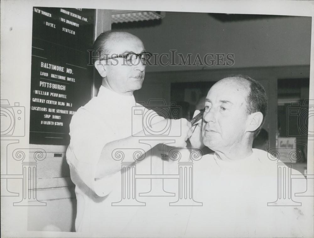 1952 Press Photo Adlai Stevenson Gets A Haircut - Historic Images