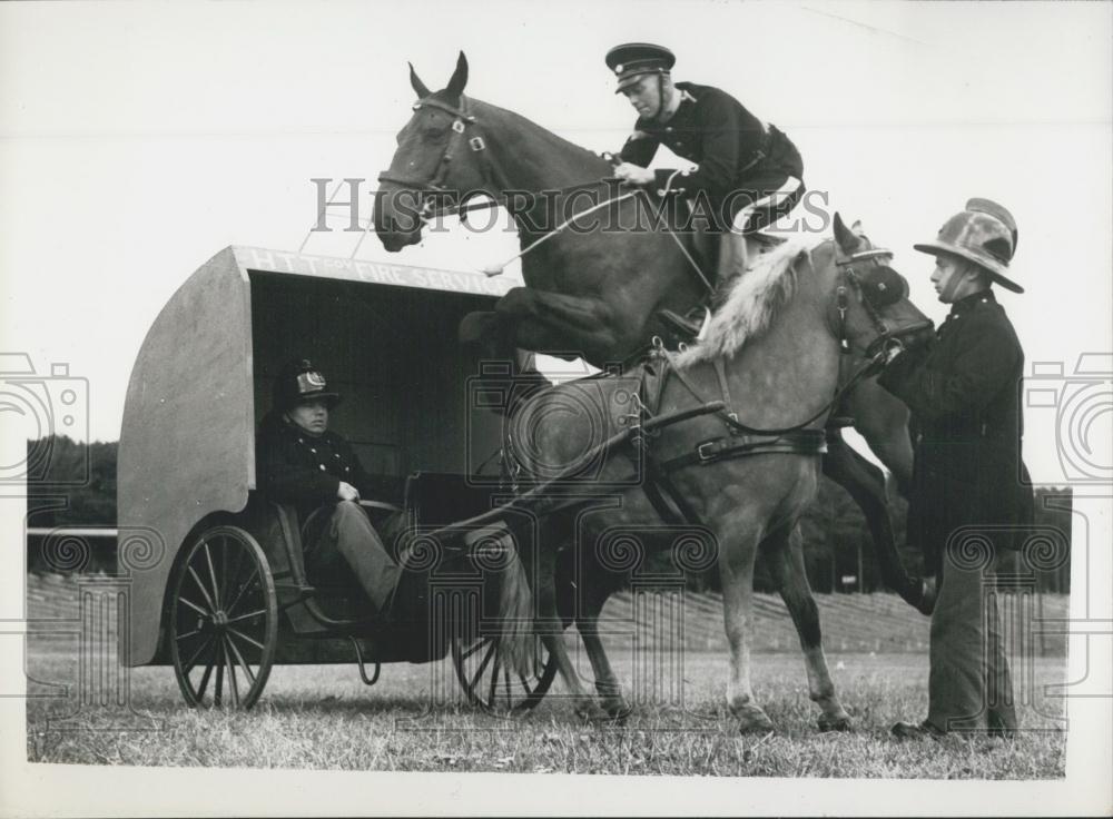 1956 Press Photo Alan Oliver jumps his horse over the mock fire engine - Historic Images