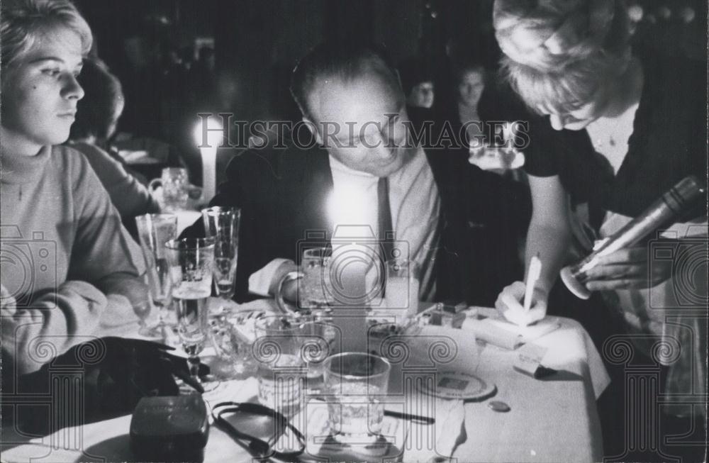 Press Photo Diners in NY during the big blackout - Historic Images