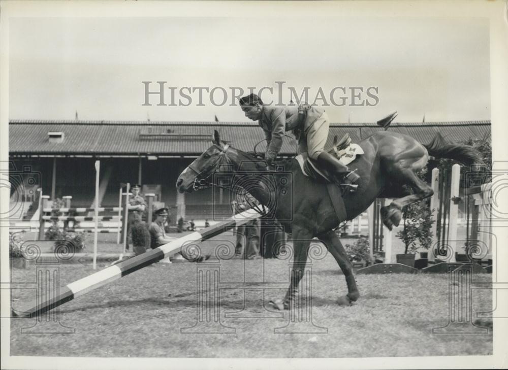 1957 Press Photo International horse show continues at the white city: - Historic Images