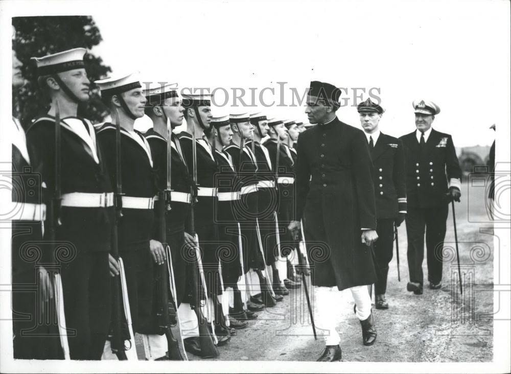1948 Press Photo VK Krishna Menon of India, RN Guard of Honor, Chatham - Historic Images