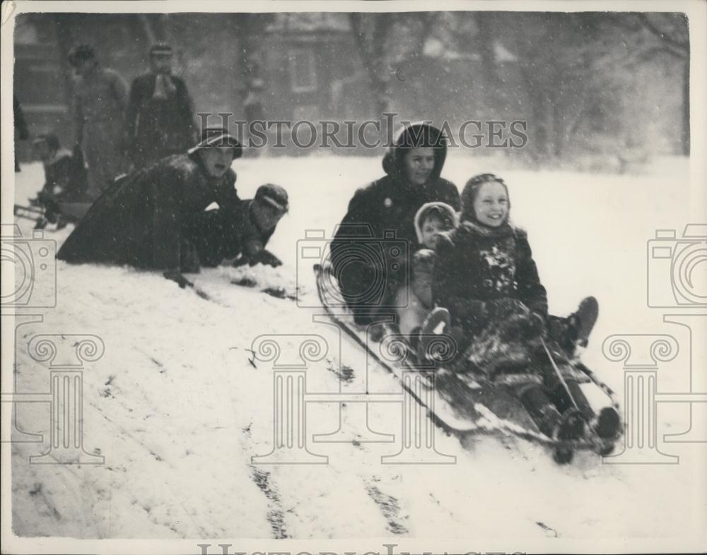 1955 Press Photo Tobogganists Ride Snow Hampstead Heath London - Historic Images