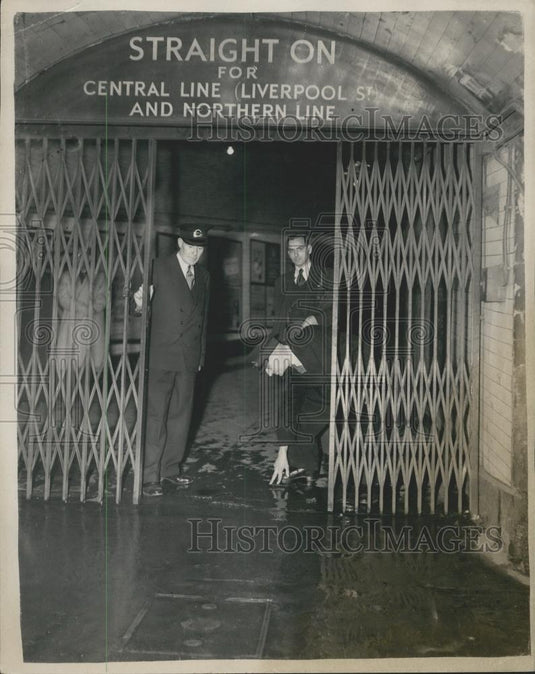 1952 Press Photo Waterloo Line Section Bank Station Burst Water Main Flood - Historic Images