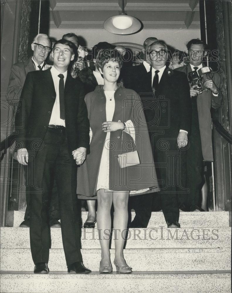 1967 Press Photo Patricia Brown weds Mr. Derek Knowles at Caxton Hall - Historic Images