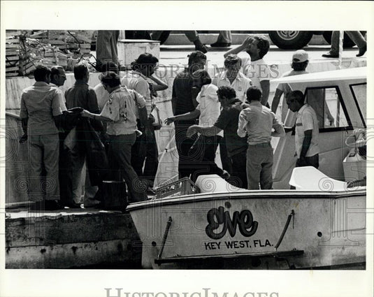 Press Photo Imagration officials help newly arriving Cuban refugees - Historic Images