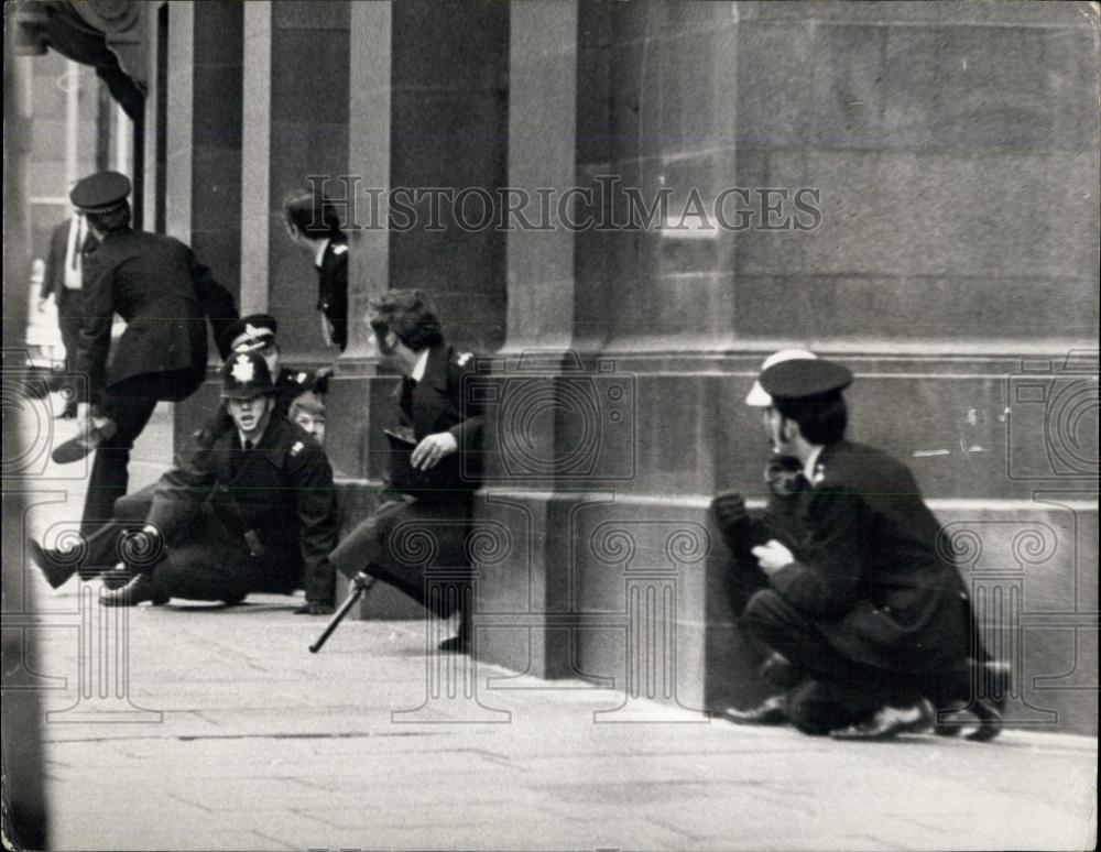 1973 Press Photo Two Shot During Raid On Indian High Commission Building - Historic Images