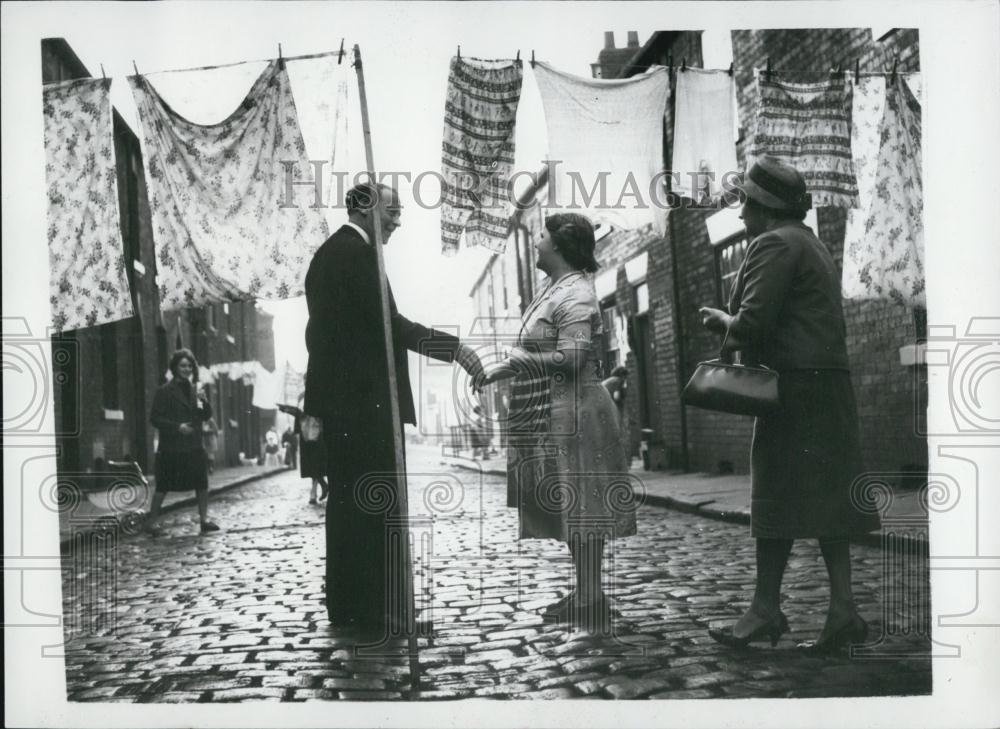 1959 Press Photo Hugh Gaitskell Tours Leeds South - Historic Images