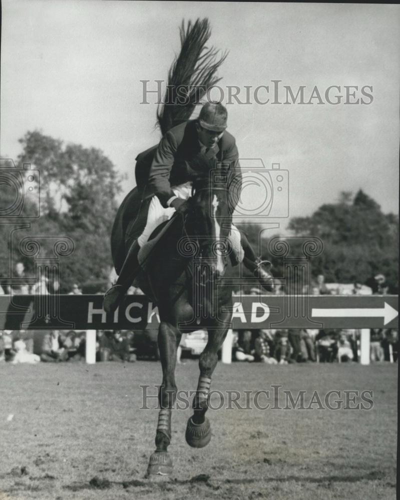 1968 Press Photo David Broome Riding Beethoven British Jumping Derby Hickstead - Historic Images