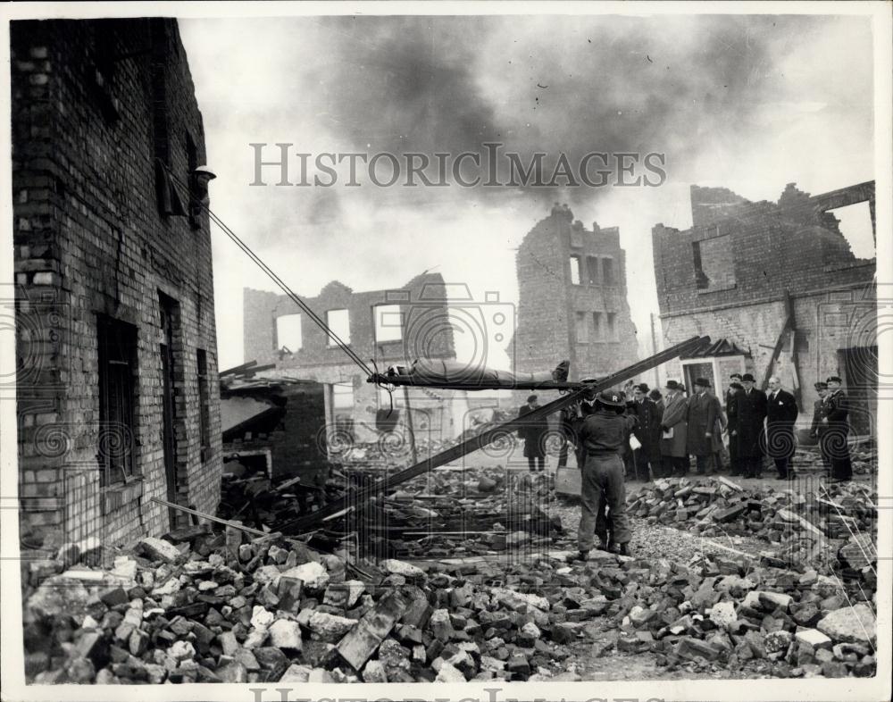 1964 Press Photo Demonstration of Rescue work in England - Historic Images