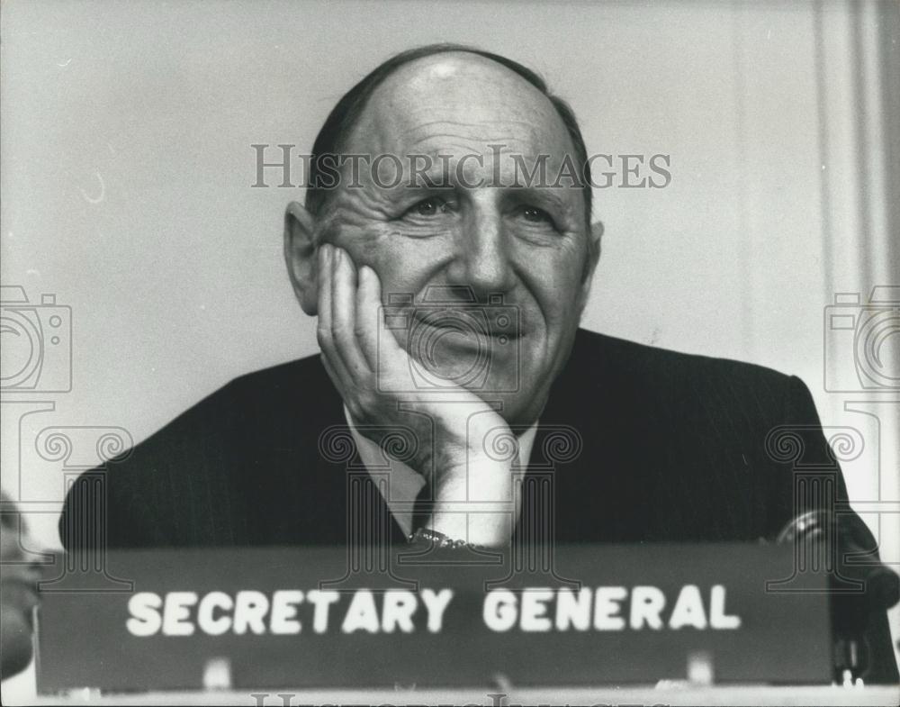 1977 Press Photo Dr Luns The Secretary General of Nato Gives Press Conference - Historic Images