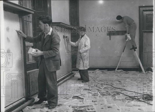 Press Photo Students Repair Walls For Repainting Donnington Hall - Historic Images
