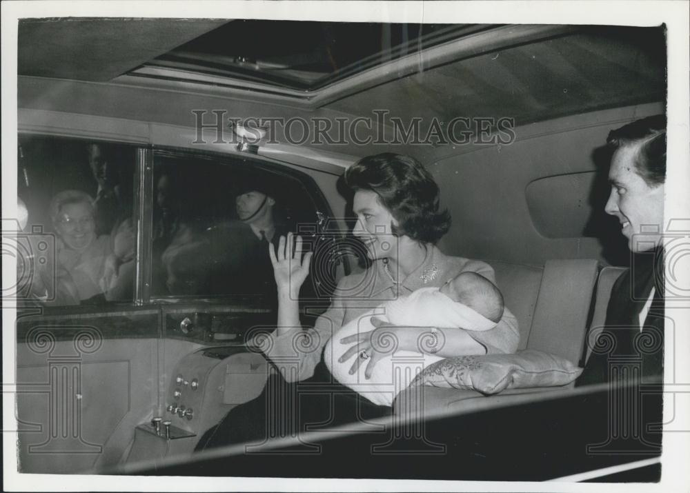 1961 Press Photo Princess Margaret With Newborn Viscount Linley Returning Home - Historic Images