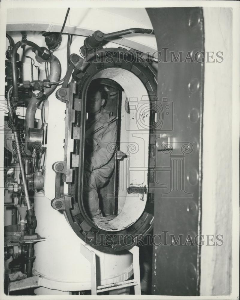 1954 Press Photo The Royal Navy demos "Free Escape" Method From Subs - Historic Images