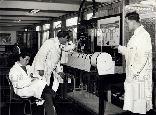 Press Photo Harwell teaches the world's scientists about the atom - Historic Images