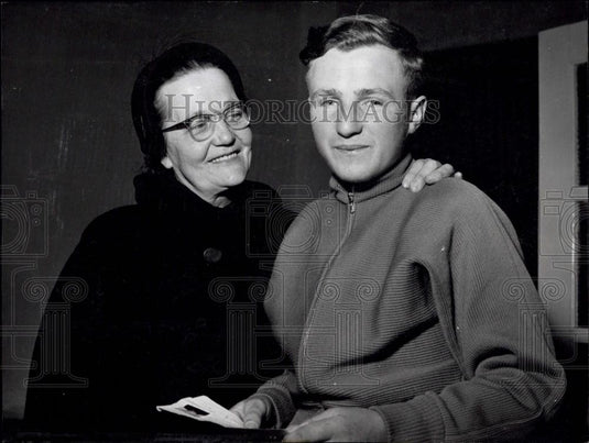 1956 Press Photo Klaus Schwandt at Bremen at the refugee union. - Historic Images