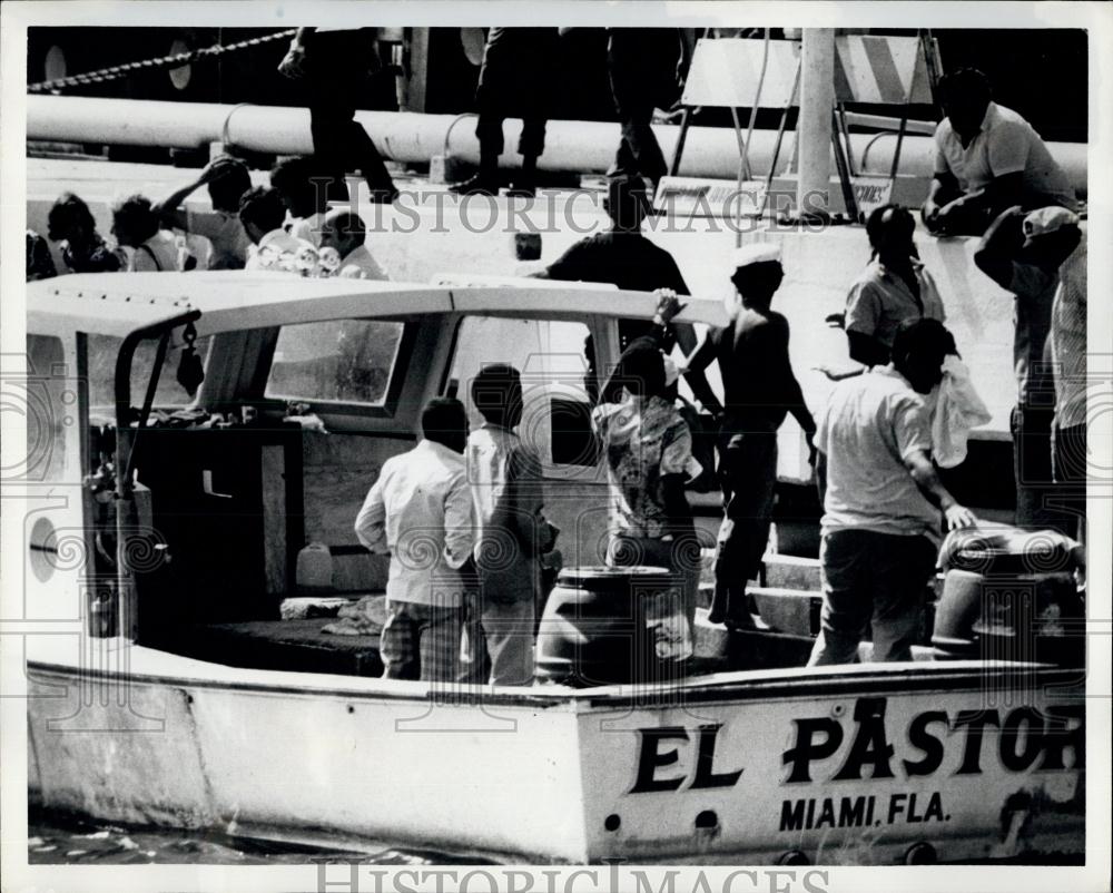 Press Photo Cuban refugees arriving at the naval base at Key West. - Historic Images