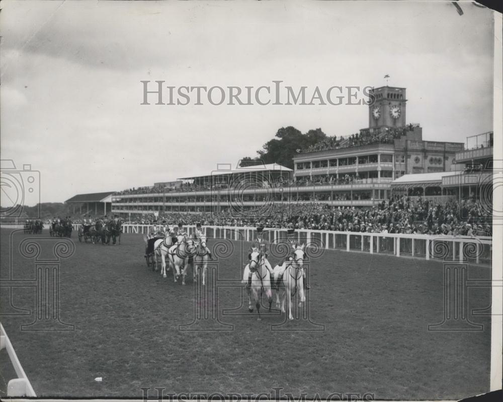 1950 Press Photo Royal Carriage Drives Course Meeting Ascot - Historic Images