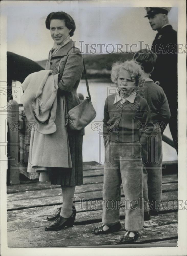 1956 Press Photo Princess Anne in slacks and Princess Margaret - Historic Images