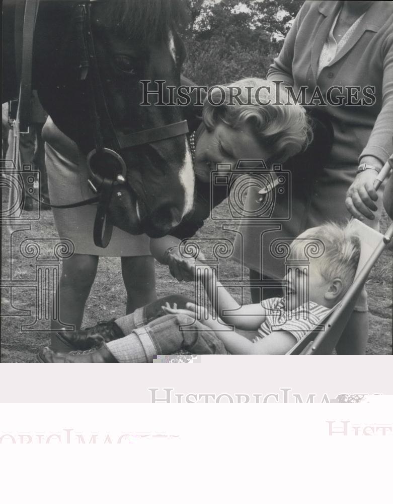 Press Photo Duchess of Norfolk helps children with riding instructions - Historic Images