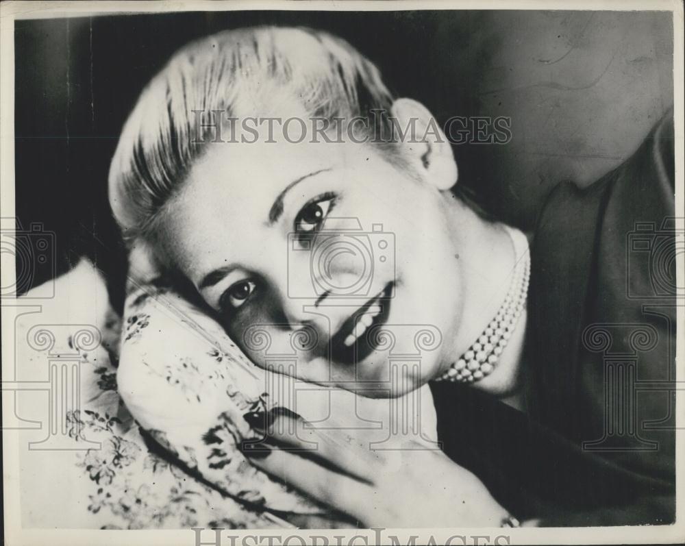 1954 Press Photo Sonia Winnicke, friend of murderer Ronald Chesney, goes into hi - Historic Images