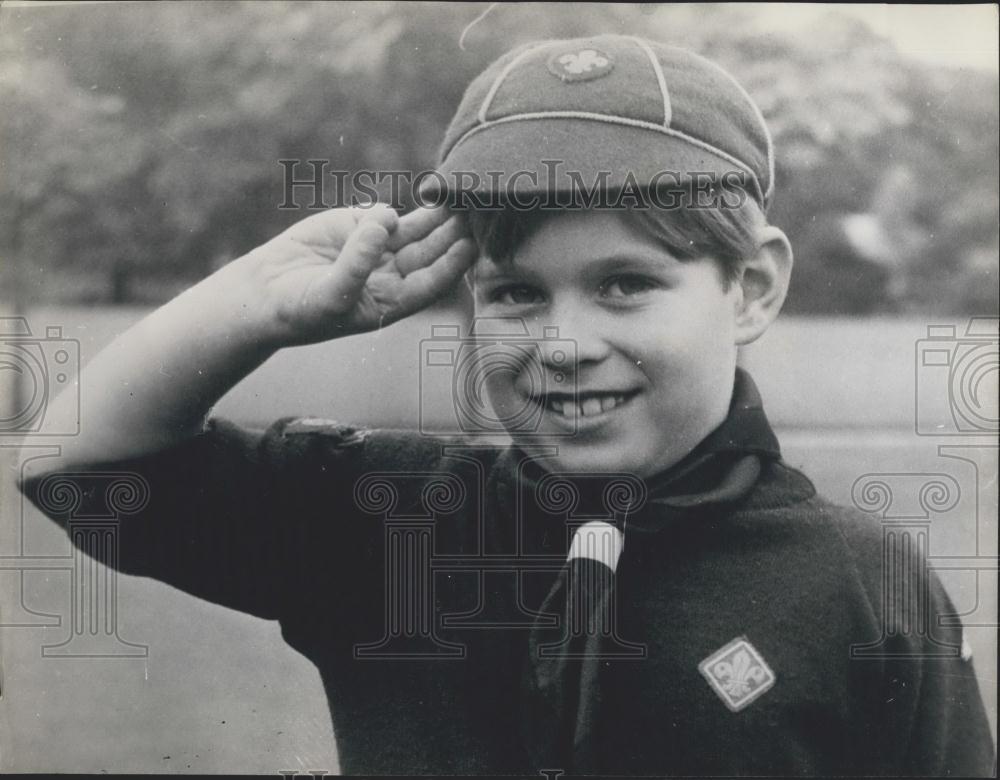 1968 Press Photo Prince Andrew Wolf Cub Salute Meeting Buckingham Palace Gardens - Historic Images