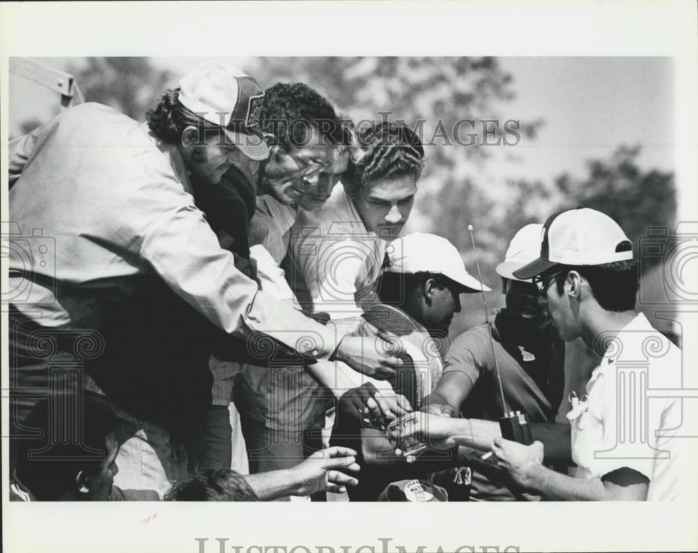 Press Photo Airman Offers Cigarettes to Cuban Refugees - Historic Images