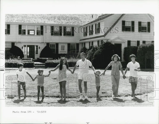 Press Photo The Sargent Shriver family on the lawn outside their home - Historic Images
