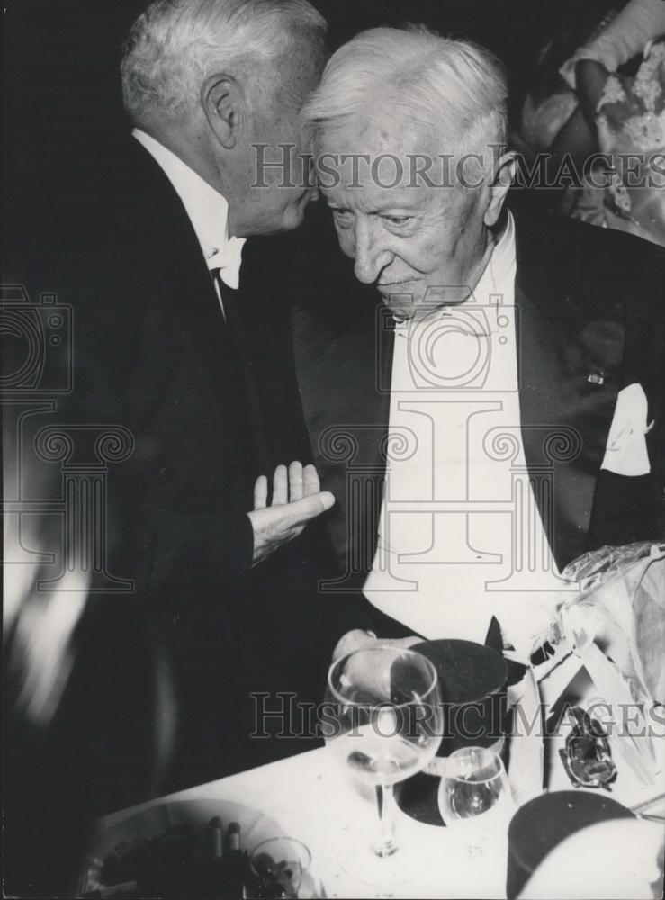 1953 Press Photo Charlie Chaplin Exchanging Secrets With Friend Samuel Goldwyn - Historic Images