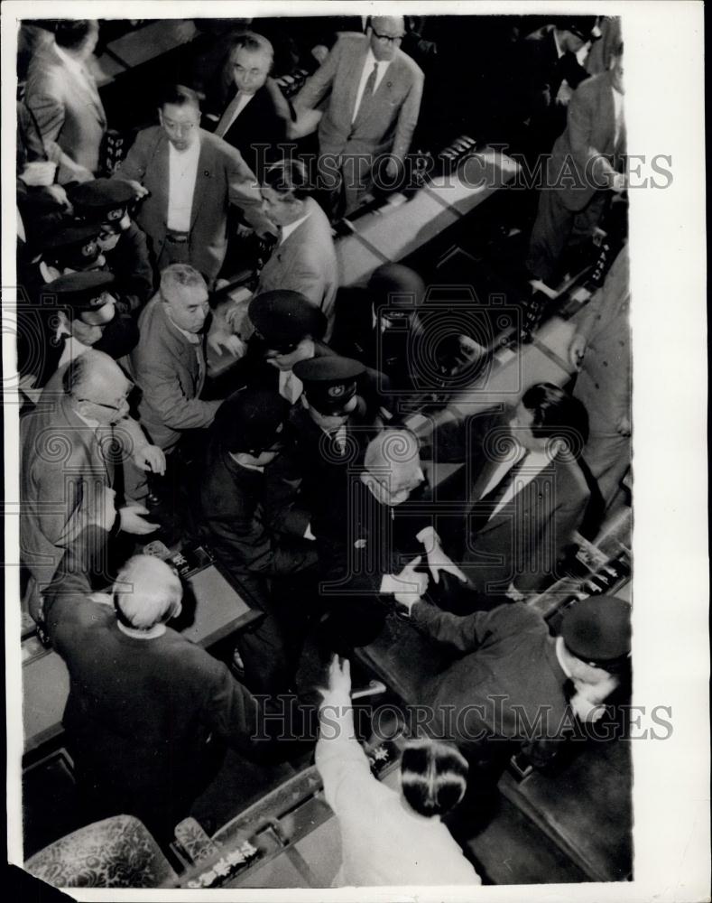 Press Photo Diet Guards haul Ichiro Kiyose to his seat on the Diet floor - Historic Images