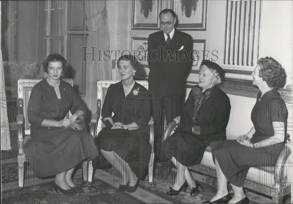 1953 Press Photo Princess Alexandre &amp; Duchess of Kent British Embassy In Paris - Historic Images