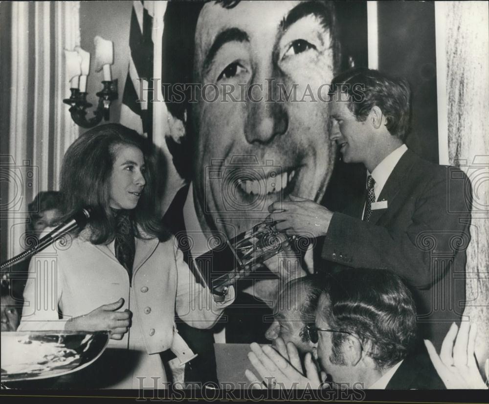 1972 Press Photo Princess Anne Presents Award Richard Meade Olympic Equestrian - Historic Images