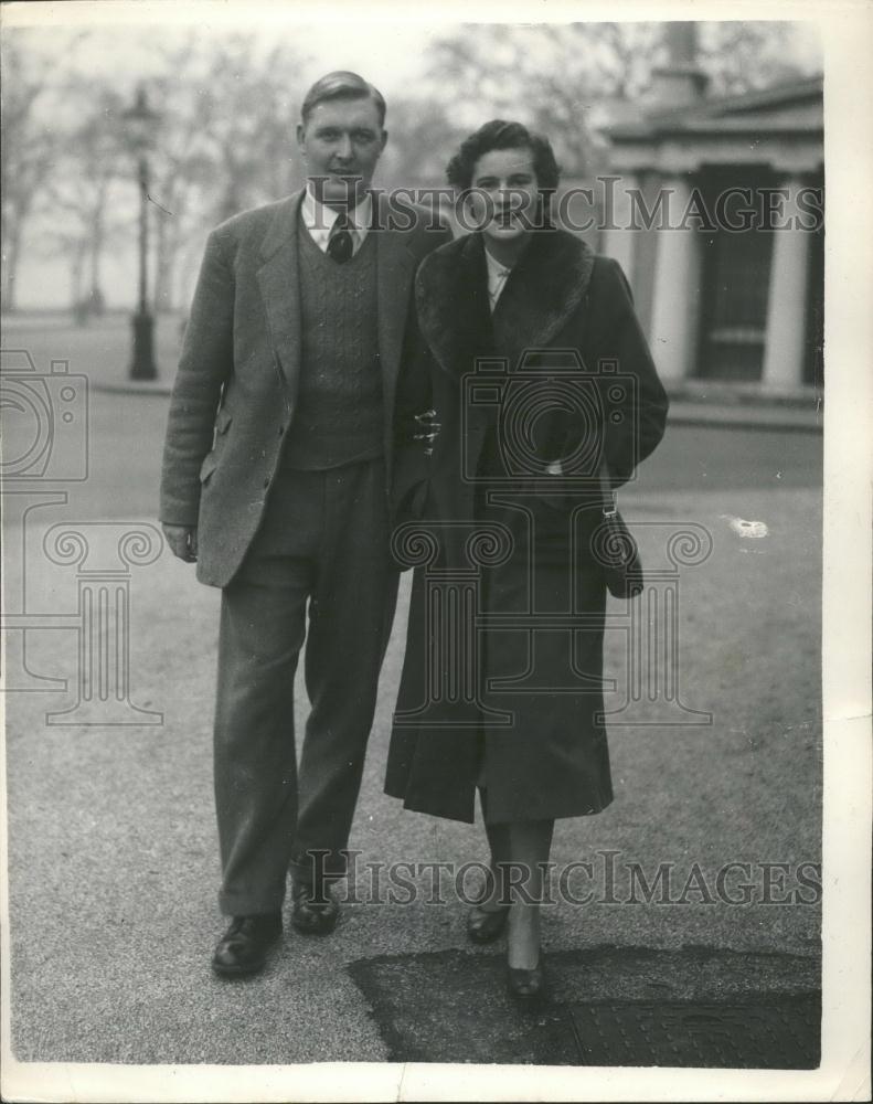 1955 Press Photo England's Rugby Captain , Peter Young & fiancee Ann Murphy - Historic Images