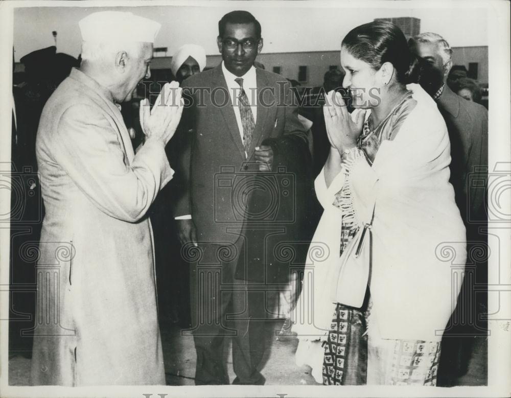 1963 Press Photo Ladia&#39;s leader - Mr. Nehru bids farewell to Mrs. Bandaranaike - Historic Images