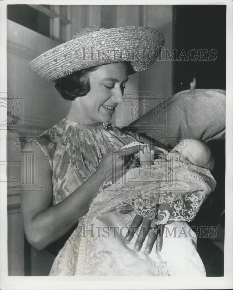 1964 Press Photo Princess Margaret With Daughter Lady Sarah Buckingham Palace - Historic Images