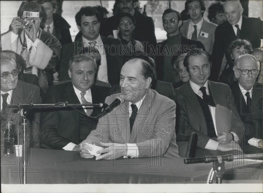 Press Photo Unknown man giving press conference - Historic Images