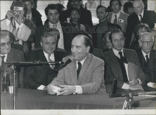 Press Photo Unknown man giving press conference - Historic Images