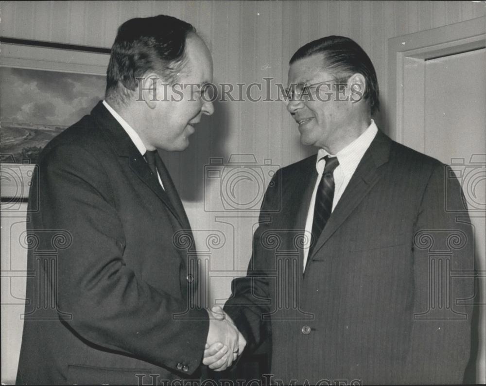 1968 Press Photo Reg Prentice,shaken hands with Robert McNamara - Historic Images