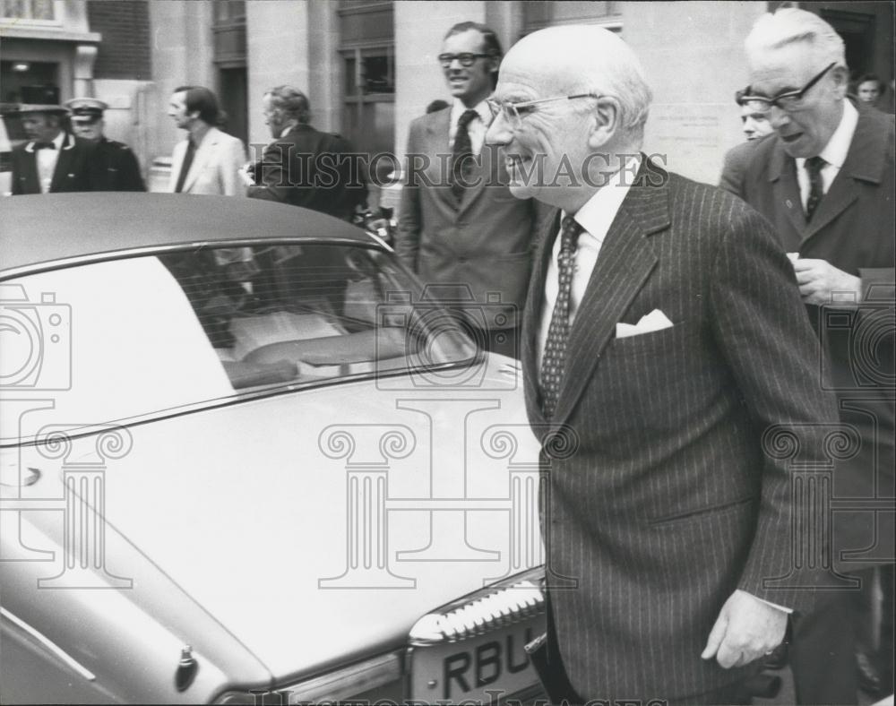 1975 Press Photo Lord Stokes leaving the Europa Hotel, Grosvenor Square - Historic Images