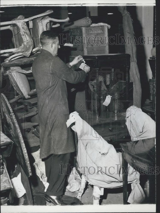 Press Photo Furniture is tagged for auction - Historic Images