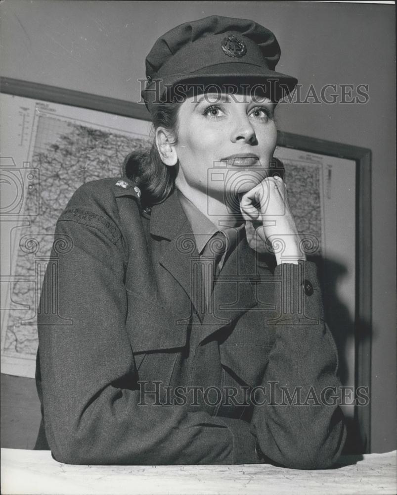 Press Photo American Screen Star Suzy Parker Filming Destruction Test&quot;&quot; - Historic Images