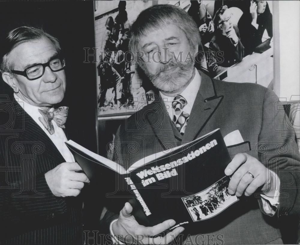 1973 Press Photo L.Frits Gruber reviewing new book at Frankfurt&#39;s America House - Historic Images