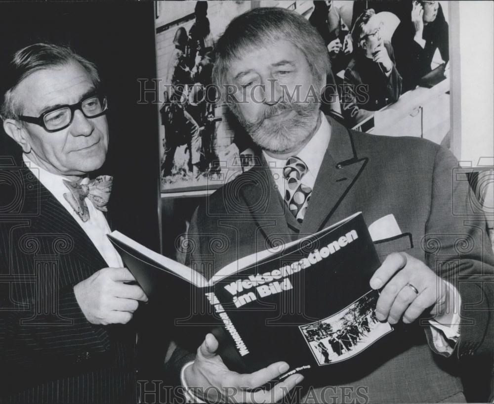 1973 Press Photo L.Frits Gruber reviewing new book at Frankfurt's America House - Historic Images