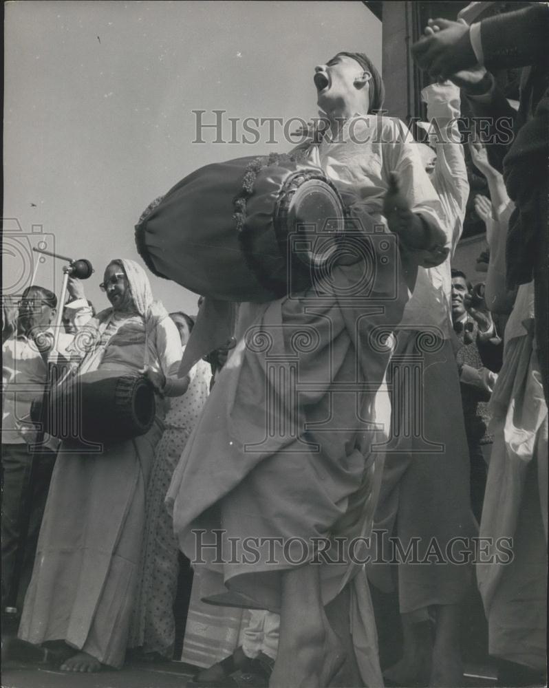 1969 Press Photo Mare Krishua Church members in Trafalgar Square - Historic Images