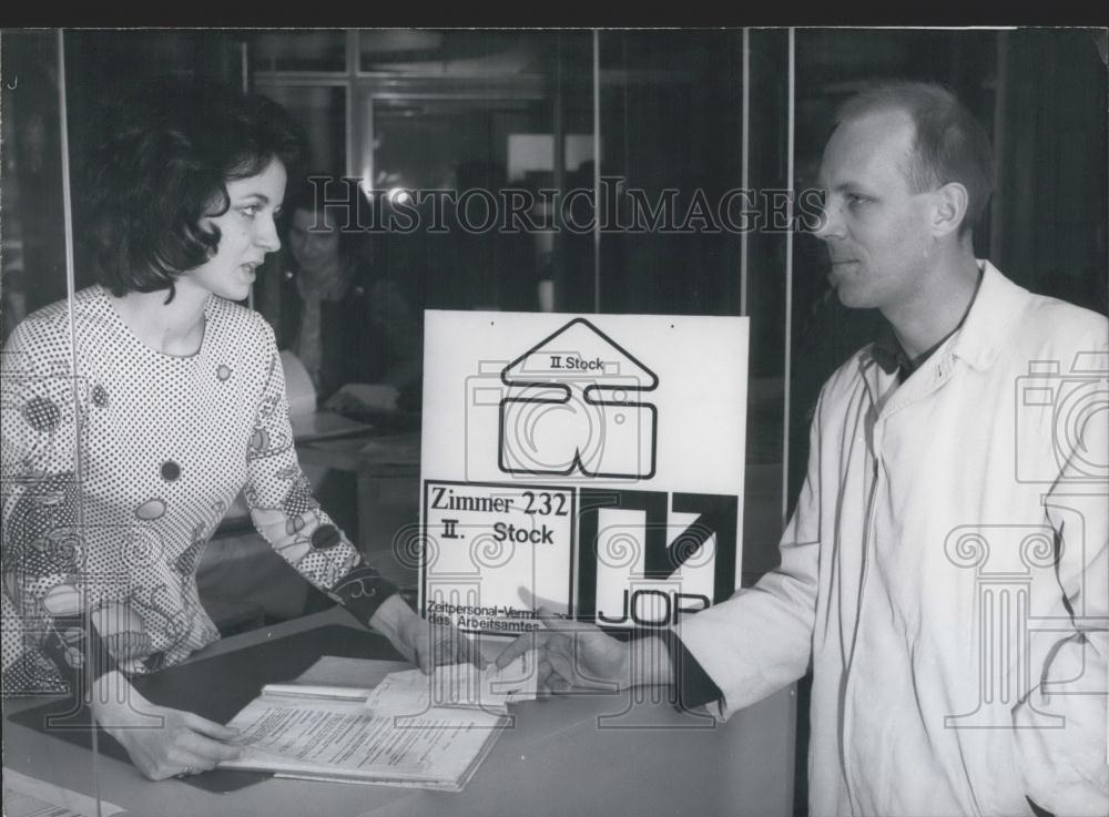 1971 Press Photo Doctor in Germany Loses Position After Criticizing Hierarchy - Historic Images