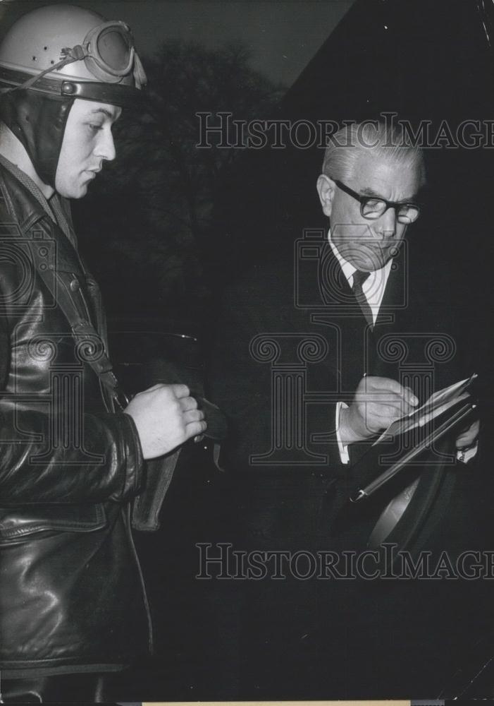 1960 Press Photo Dr. Easterman receives a telegram - Historic Images