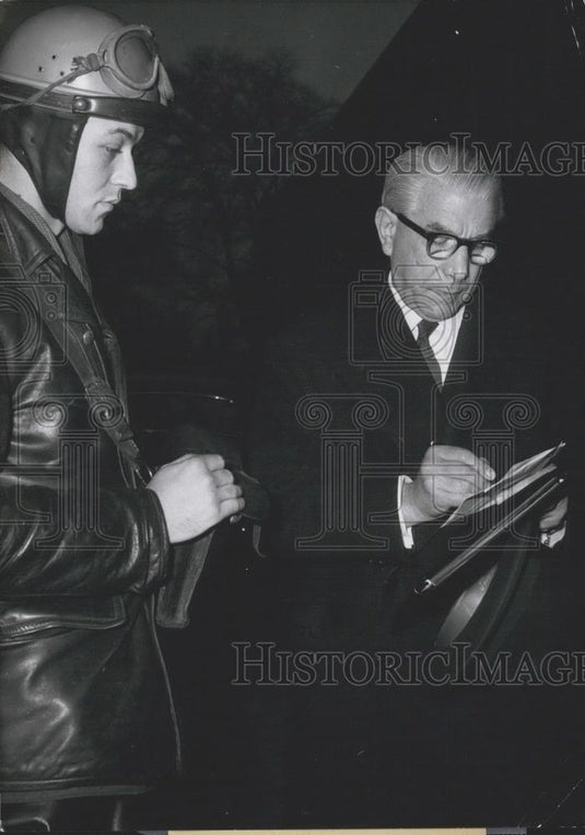 1960 Press Photo Dr. Easterman receives a telegram - Historic Images