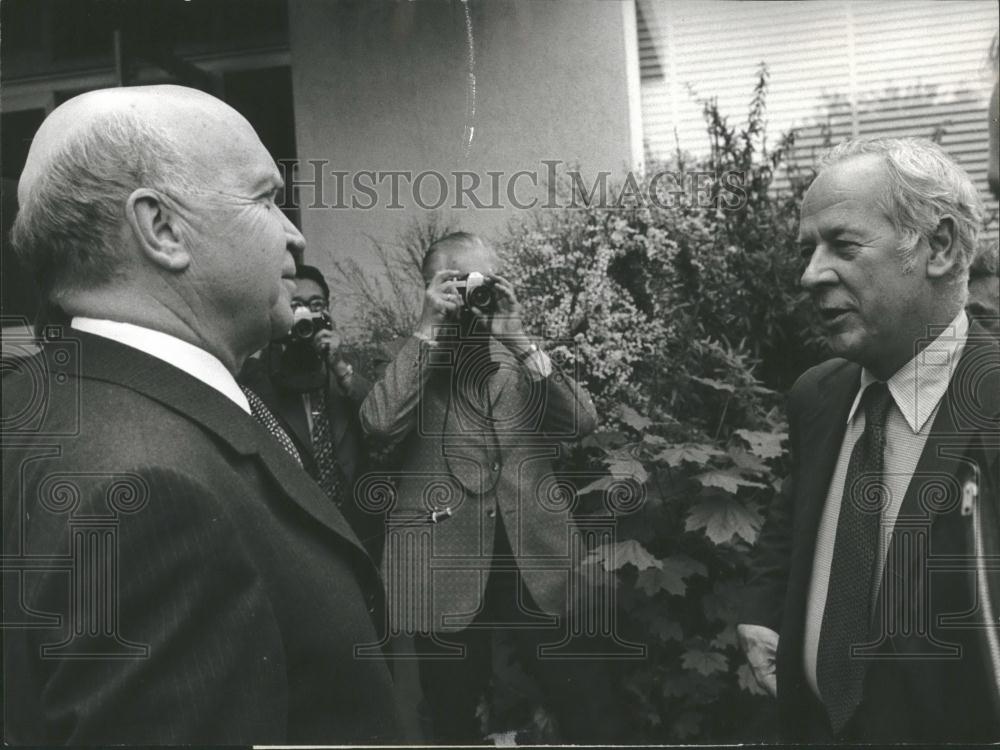 1977 Press Photo Paul J. Warnke &amp; Mr. Semionow at SALT talks - Historic Images