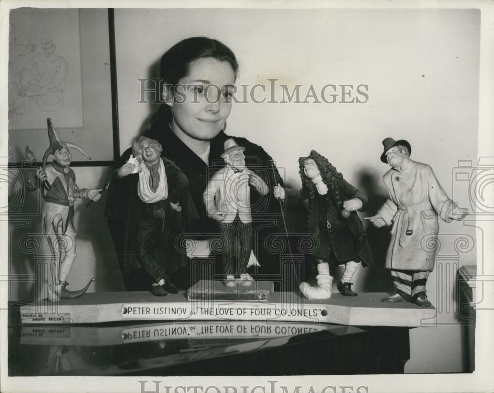 1954 Press Photo Mrs. Peter Ustinov, With Models Of Characters Played By Husband - Historic Images